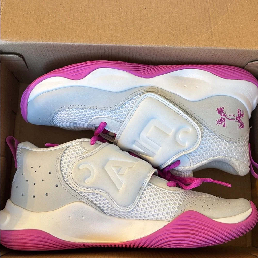 NWT Under Armour GS zone BB2 basketball sneakers
